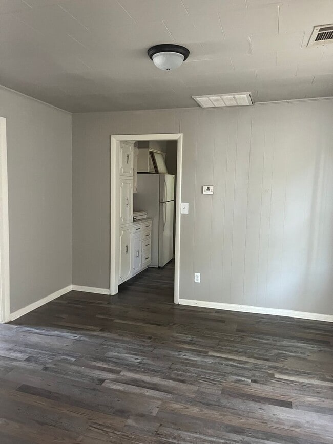Building Photo - 2 bed/1 bath house