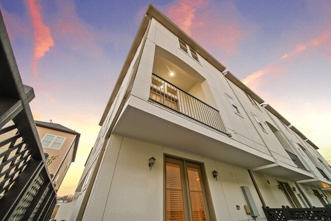 Building Photo - 1250 W 23rd St