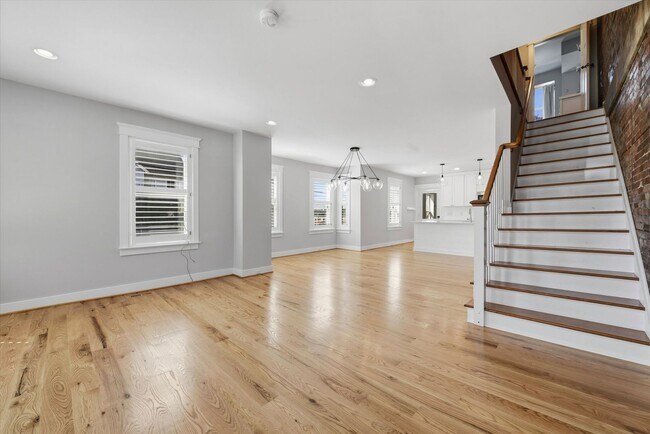 Building Photo - Charming Updated 4B/2.5B Home with Fenced Yard & Parking Included