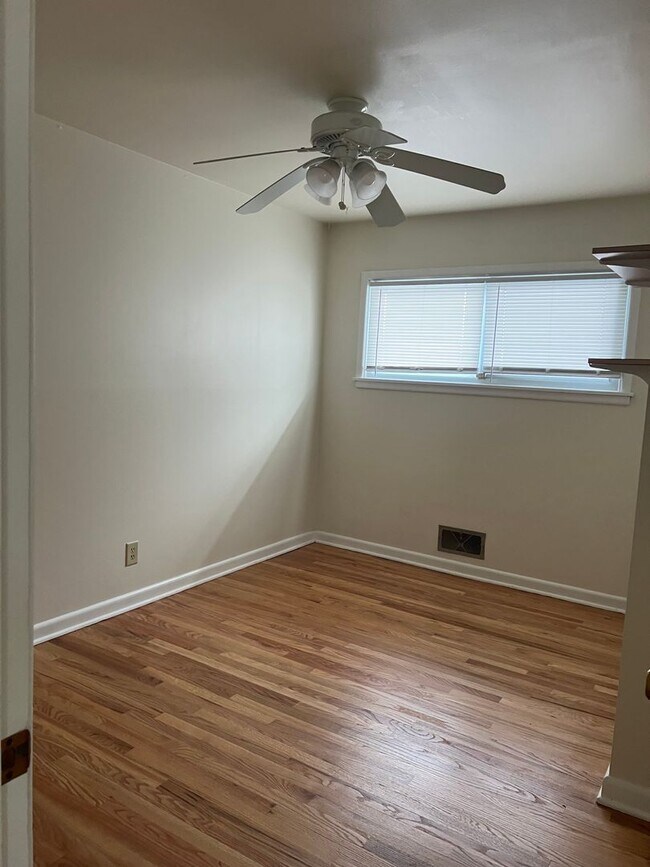 Building Photo - Amazing 3 Bedrooms with Rec Room Single Family in an Excellent Neighborhood!