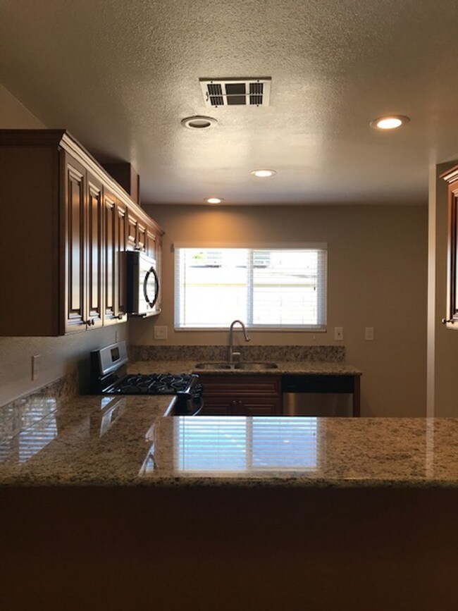 Building Photo - COMING SOON!! 2 Bed 2.5 Bath Apartment in ...