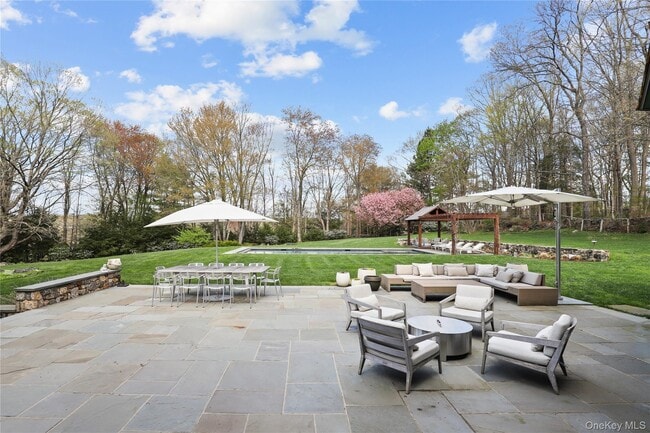 Building Photo - 10 Upland Rd N