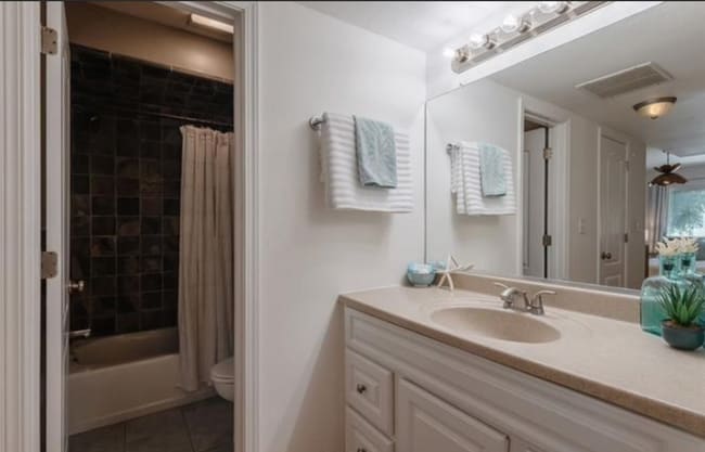 Building Photo - AWESOME 2 BEDROOM 2 BATH UNIT