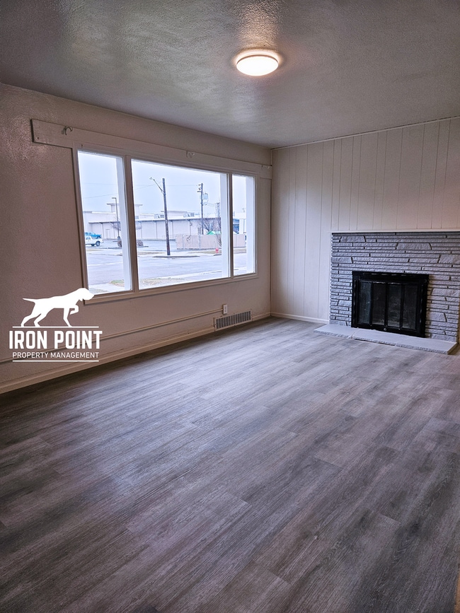 Building Photo - Renovated 3bed/2bath home w/gas fireplace, garage, near downtown Caldwell.