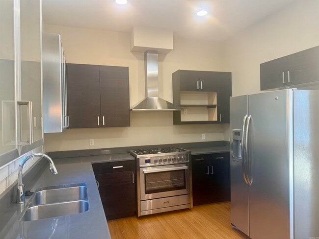 Building Photo - 110 Vertical Lofts Dr