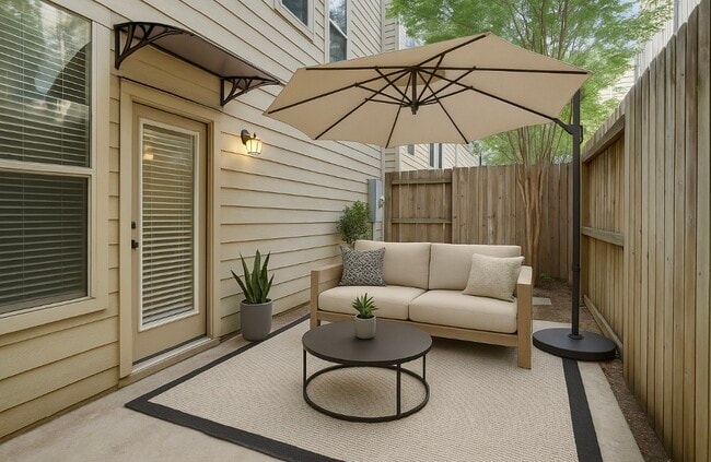 Building Photo - 2370 Bastrop St