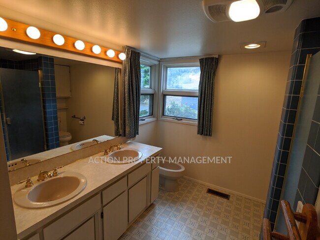 Building Photo - 3 bed 3 bath on 4.8 acres w/ beautiful water view