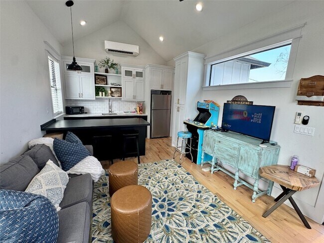 Building Photo - 805 Cordell St