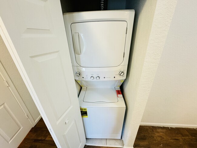 Building Photo - 1157 Golden Lakes Blvd