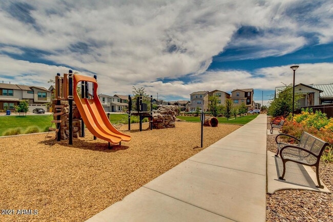 Building Photo - 1064 S Sunset Dr