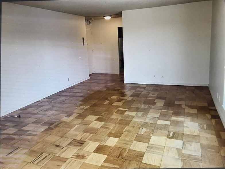 Building Photo - 77 Pond Ave