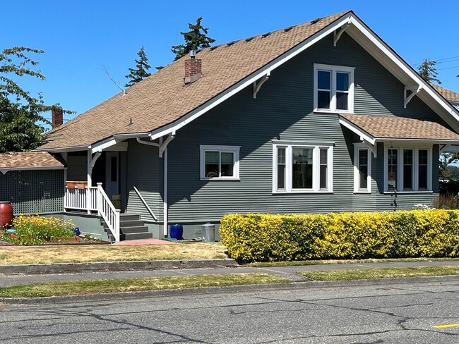 Building Photo - Update 1900's Home with 4 Bedrooms