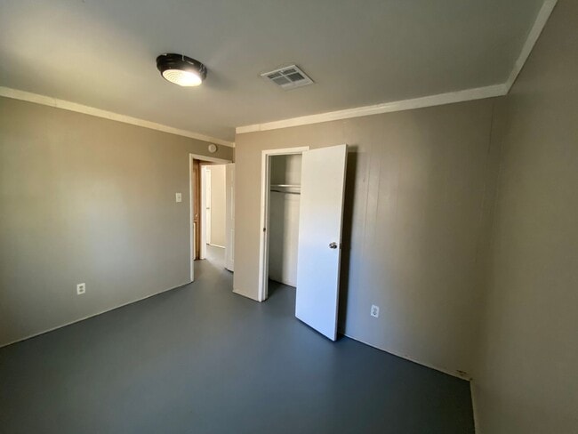 Building Photo - Spacious 4-Bedroom Home – Section 8 Welcome!