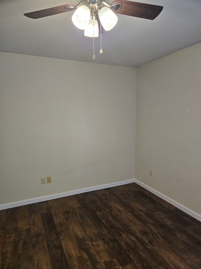 Building Photo - Pet Friendly solar home!