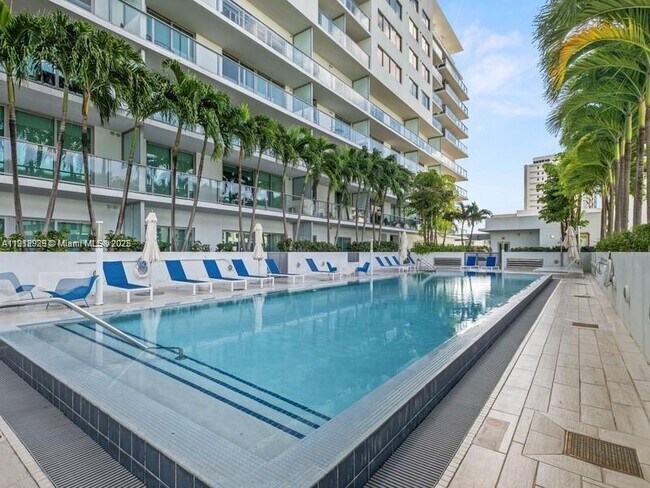 Building Photo - 1600 SW 1st Ave