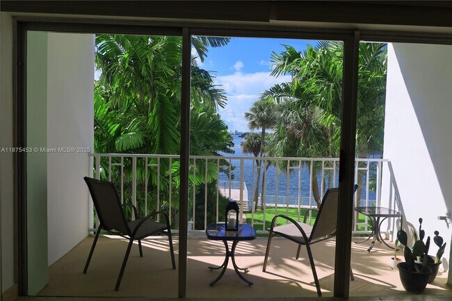 Building Photo - 500 Bayview Dr