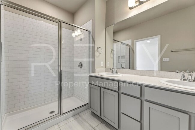 Building Photo - 1015 Vista View Dr