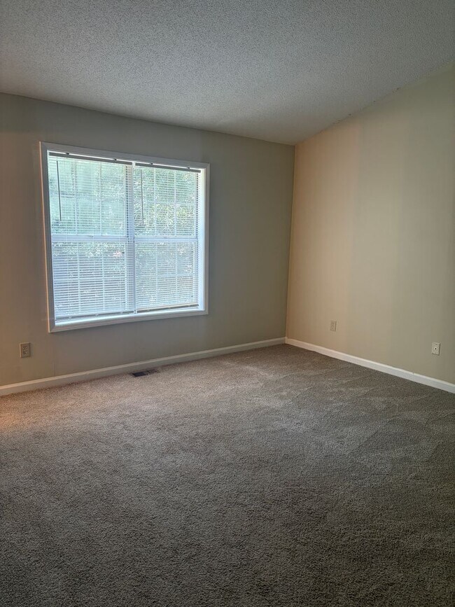 Building Photo - Stepless Townhome