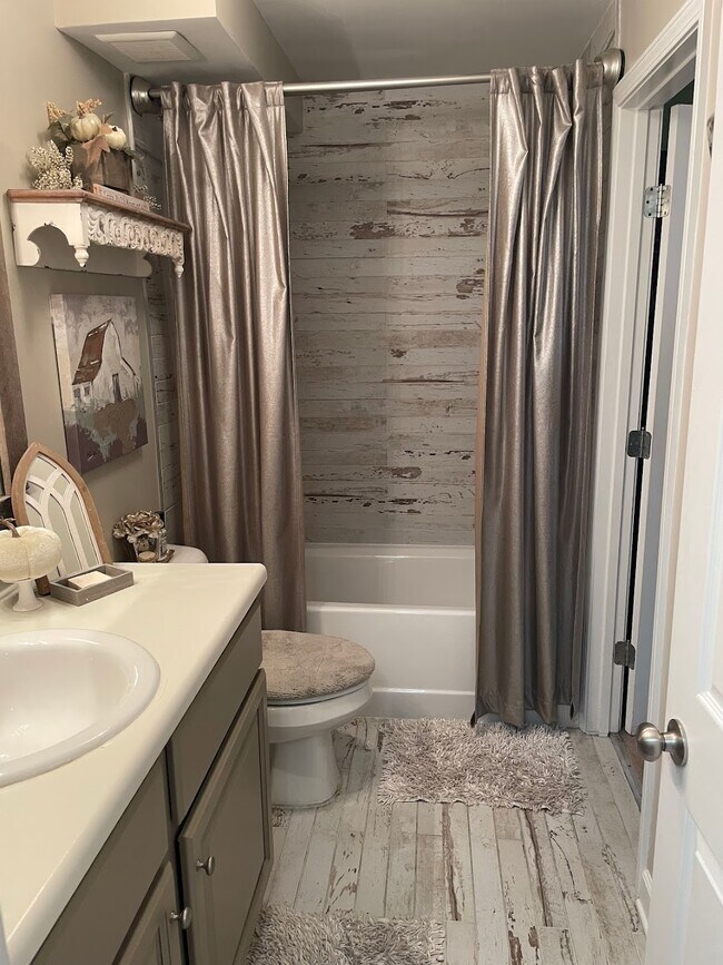 Bathroom (with deep soak tub + shower) - 4487 Post Pl