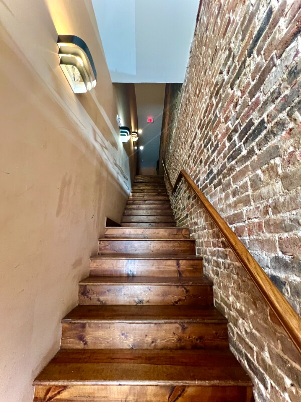 Building Photo - 427 College St