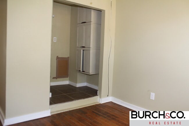 Building Photo - 2 Bedroom/ 1Bath Available