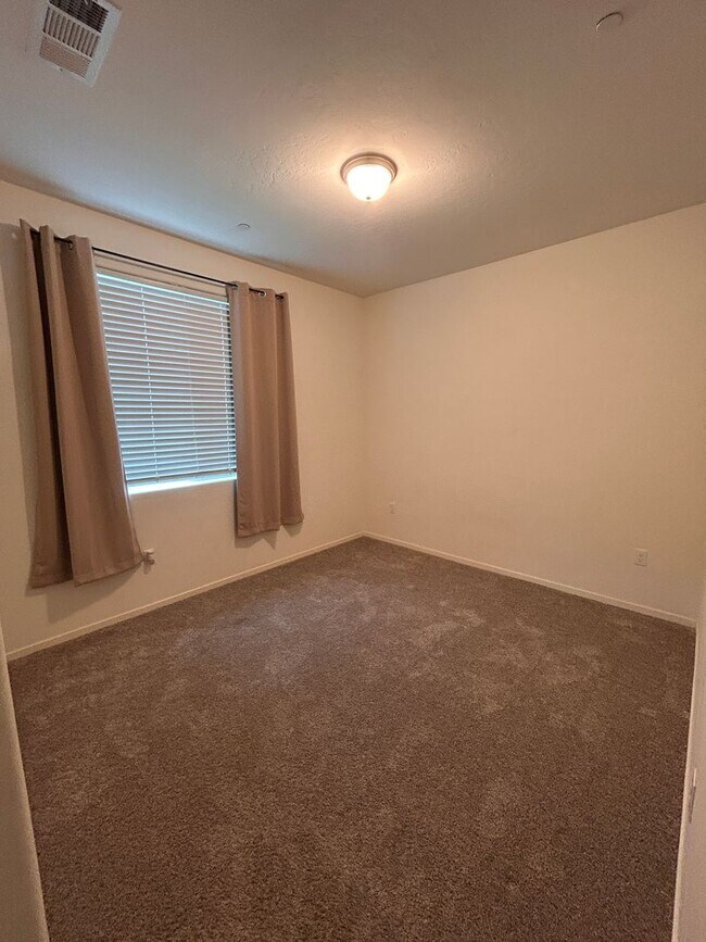 Building Photo - Don't miss this out 3 bedroom 2 bath with solar in Hanford!