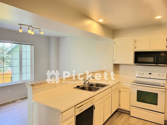 Building Photo - Lovely 3 Bedroom Ridgetop Townhome