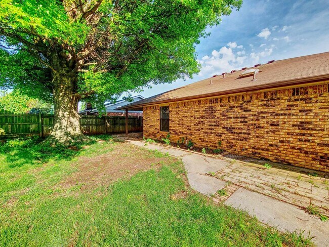 Building Photo - Spacious Living in a Prime Yukon Location