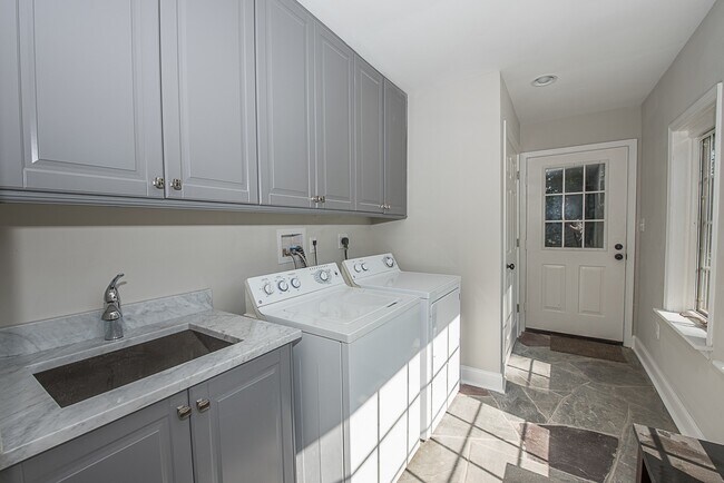 Building Photo - Luxury 4 Bed / 2.5 Bath Home - Great Wayne Location