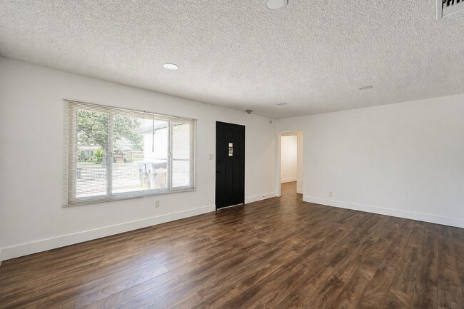 Building Photo - 8840 San Vicente Ave