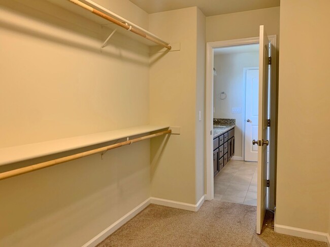 Building Photo - 4 Bedroom Home in Hollister
