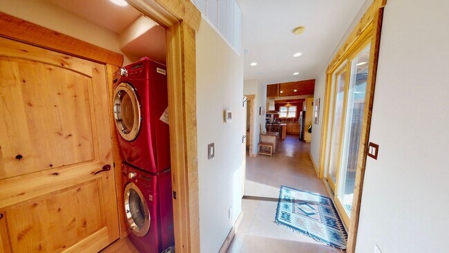 Building Photo - Luxurious and comfortable living experience