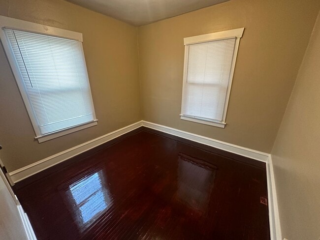 Building Photo - 3 Bed/1 Bath in Central Bloomington location!