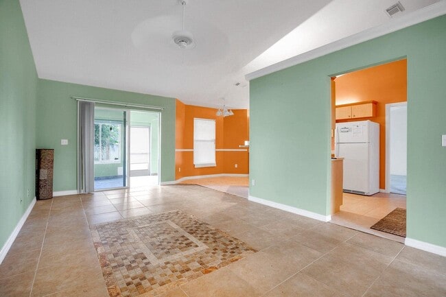 Building Photo - 707 NW Floresta Dr