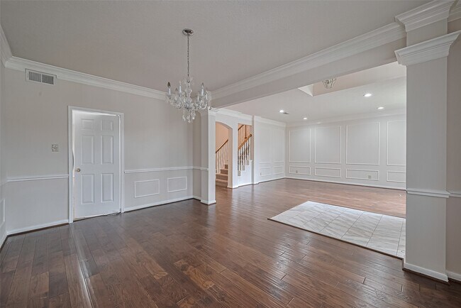 Building Photo - 1327 W Forest Dr