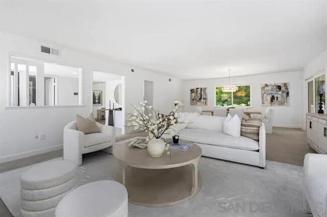 Building Photo - 445 Avenida Primavera