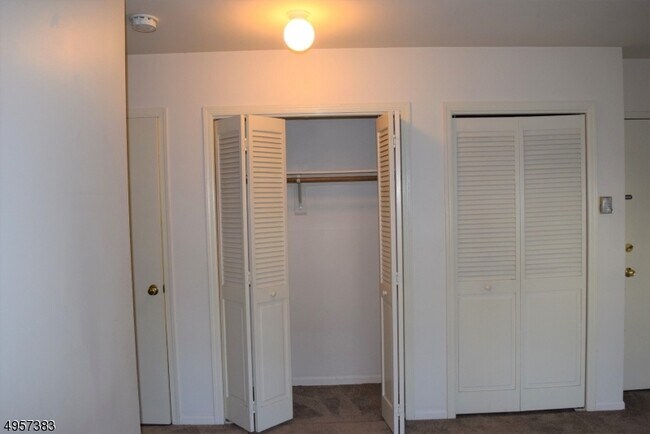 Building Photo - 37 E Main St