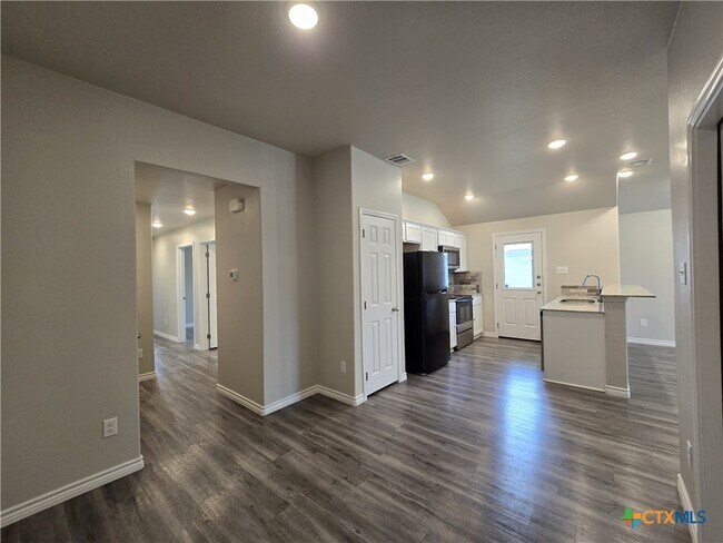 Building Photo - 523 Lost Trl