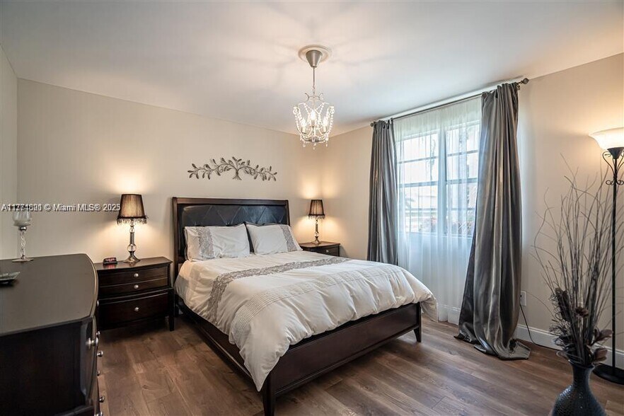 Building Photo - 1245 SW 46th Ave