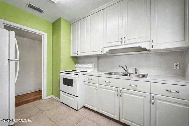 Building Photo - 4252 Pinewood Ave