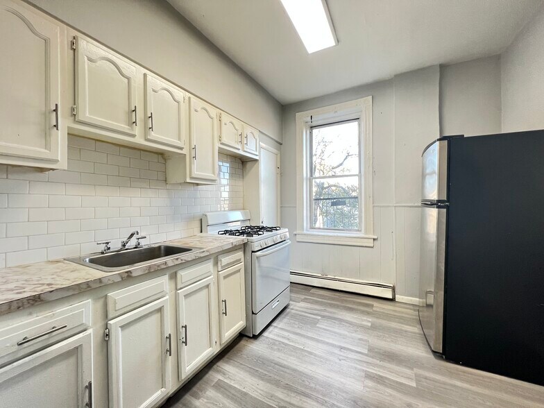 89-91 E 25th St 13 - 90 E 25th St