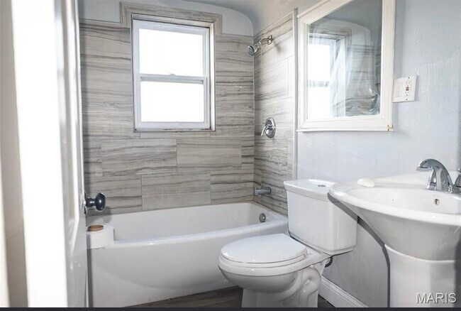 Building Photo - 324 N Dade Ave