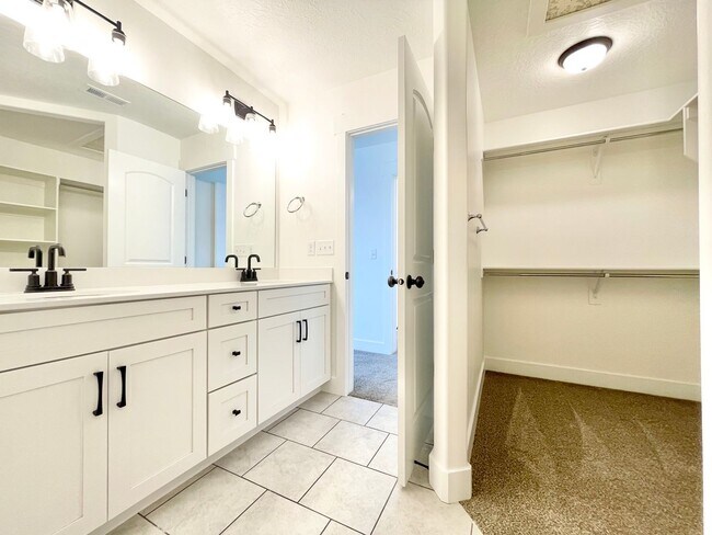 Building Photo - Beautiful Poolside Townhome at The Exchange!