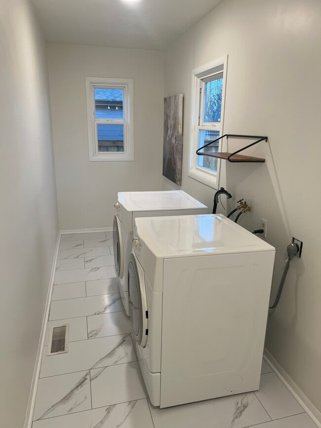 Building Photo - 929 E 57th St