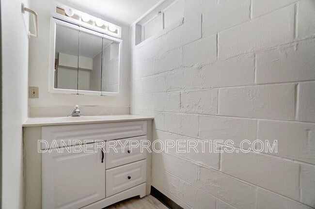 Building Photo - 1115 Secor Rd