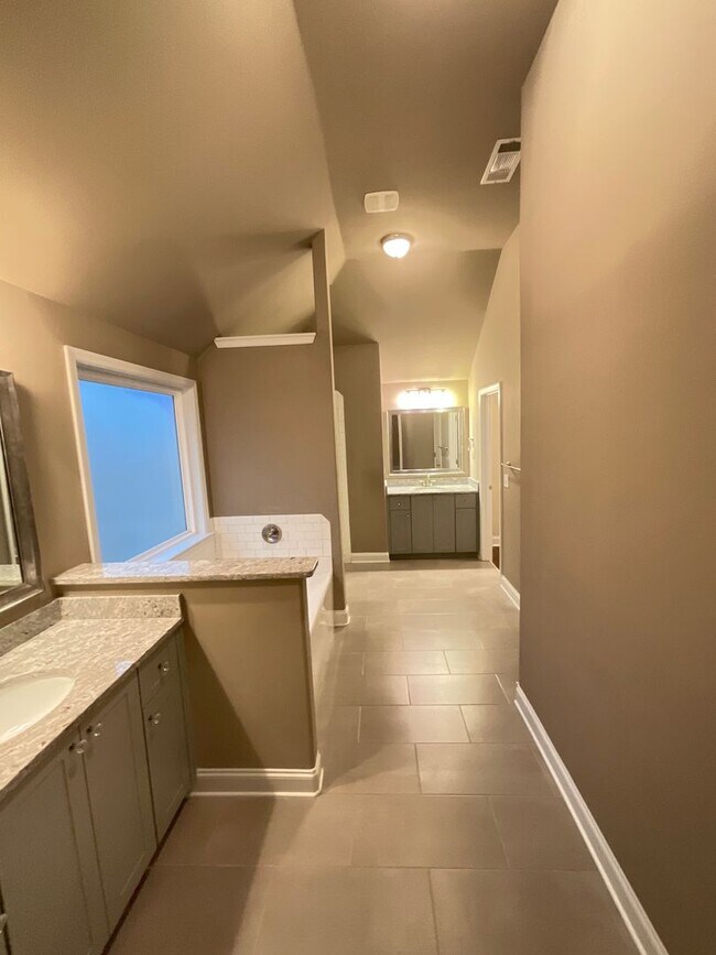 Building Photo - 688 Tree Top Trl