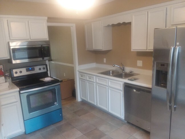 Building Photo - 5650 Picadilly Ln