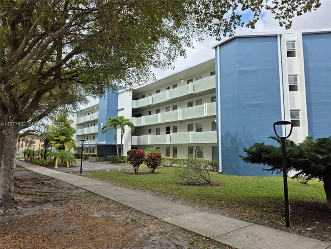 Building Photo - 1351 NE 191st St