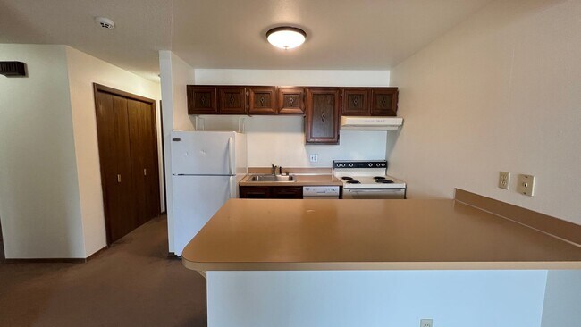 Building Photo - Cozy ground floor 1 bedroom with private washer and dryer!