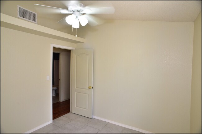 Building Photo - 14325 Island Point Dr